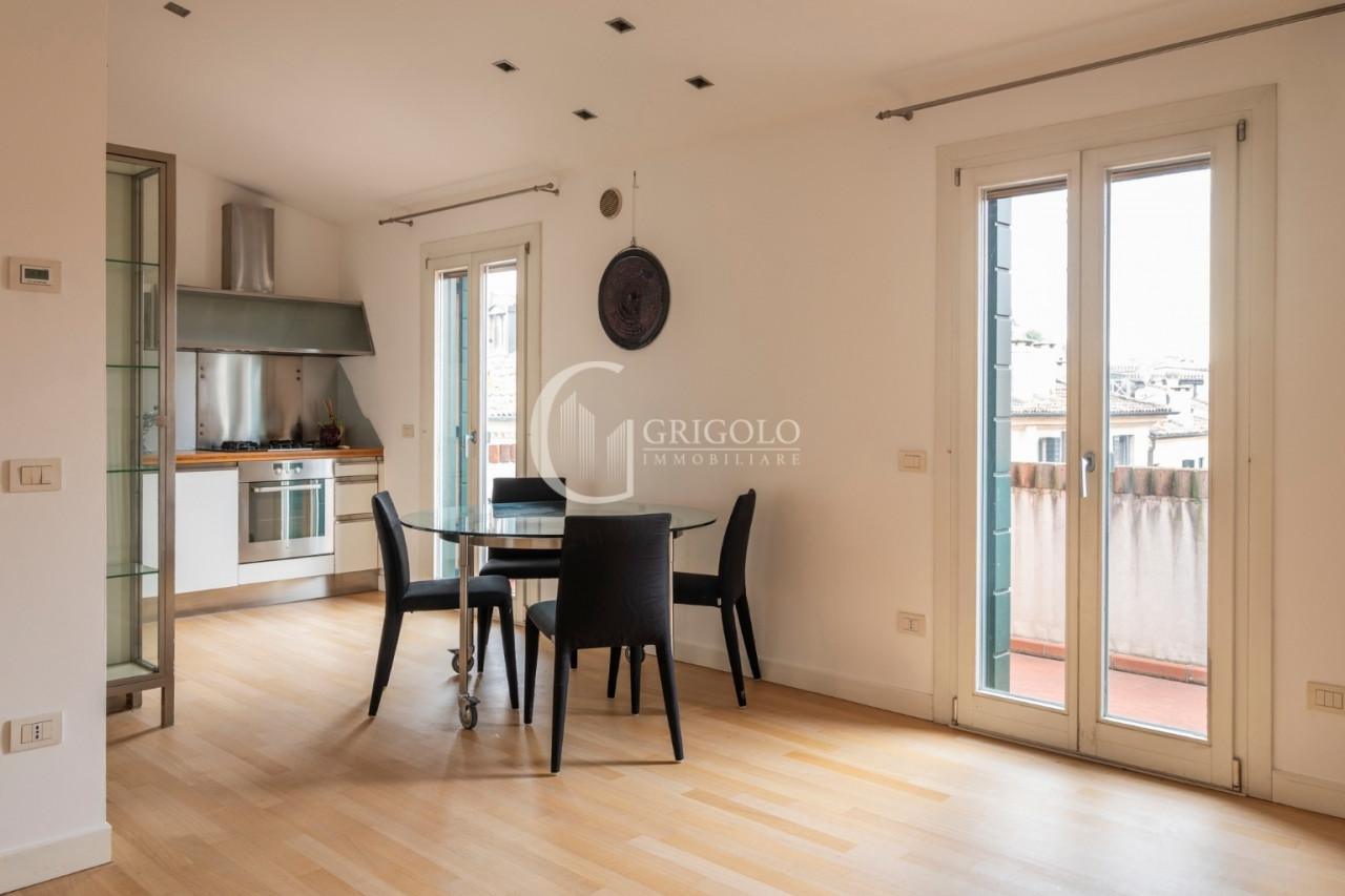 CENTRO STORICO Mini appartamento attico GT160