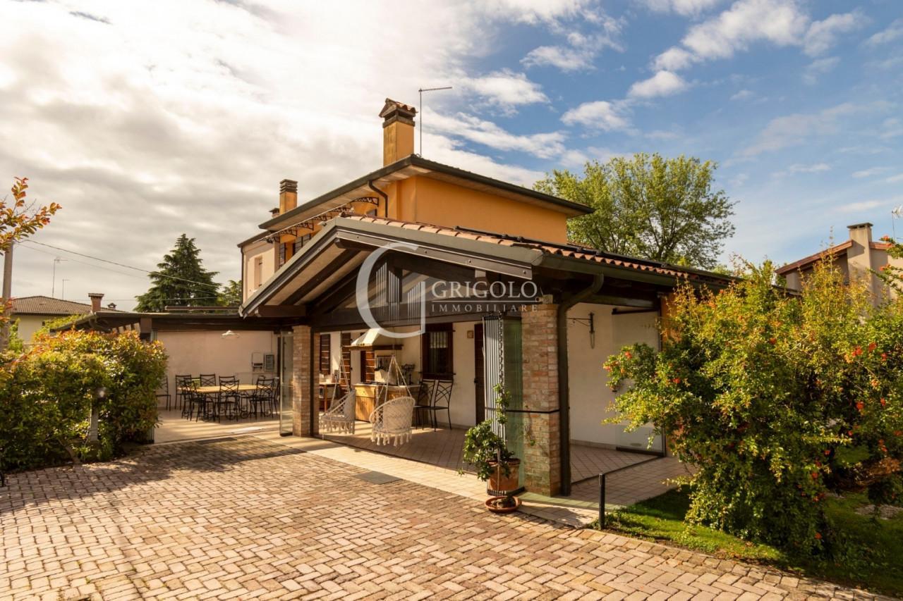 SANT’ANTONINO Porzione di bifamiliare con piscina GT453