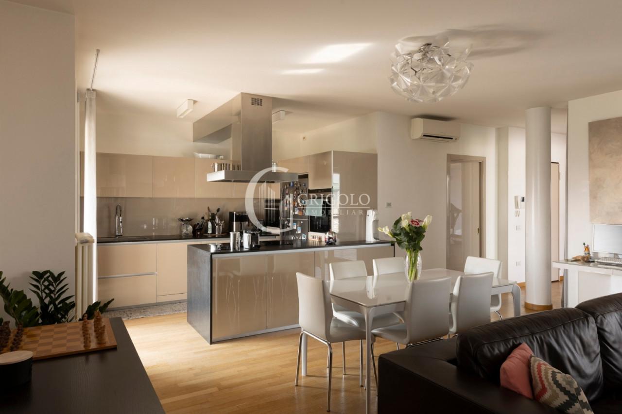 STIORE Elegante attico con ampia terrazza GT315