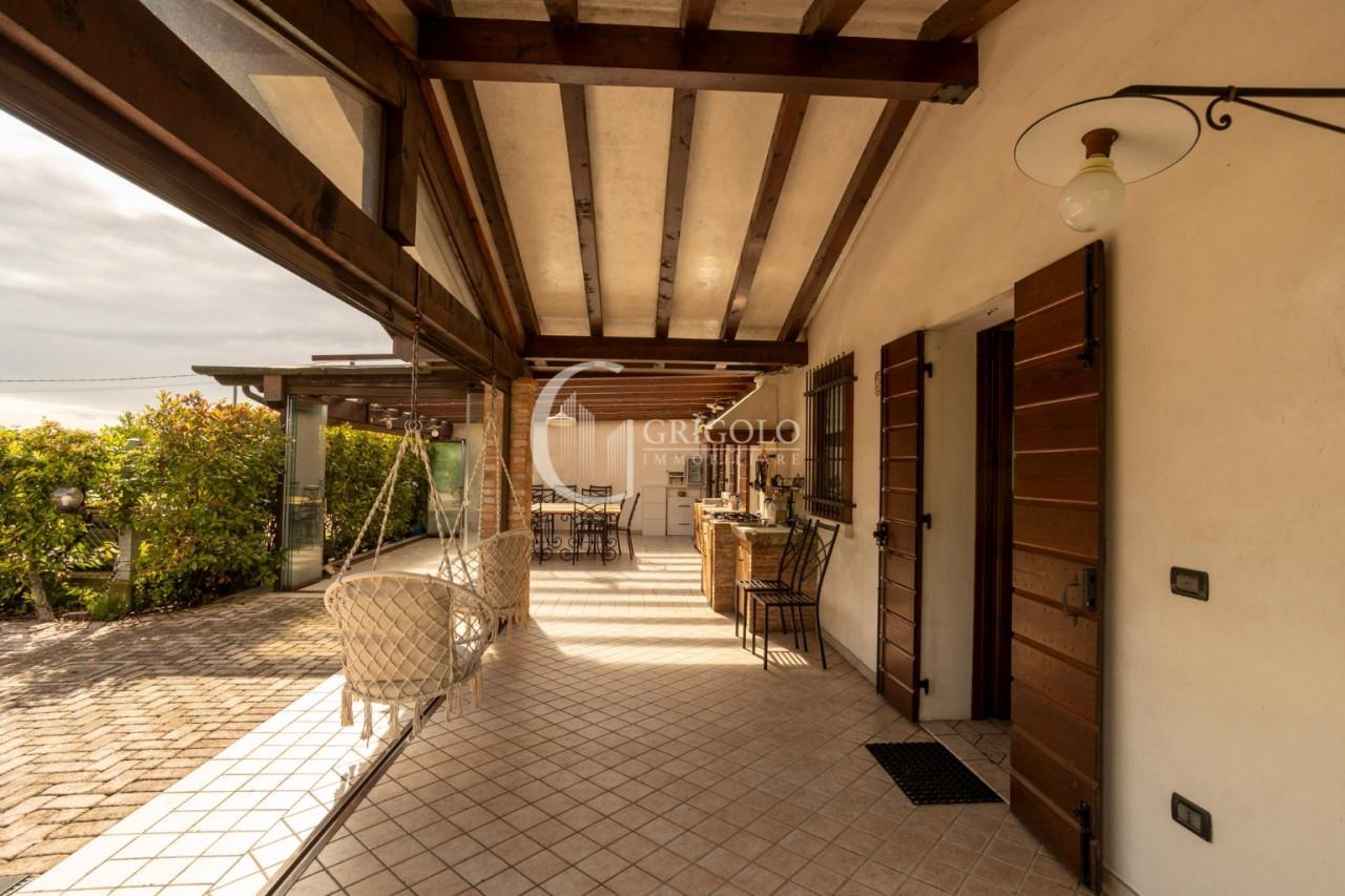 SANT’ANTONINO Porzione di bifamiliare con piscina GT453