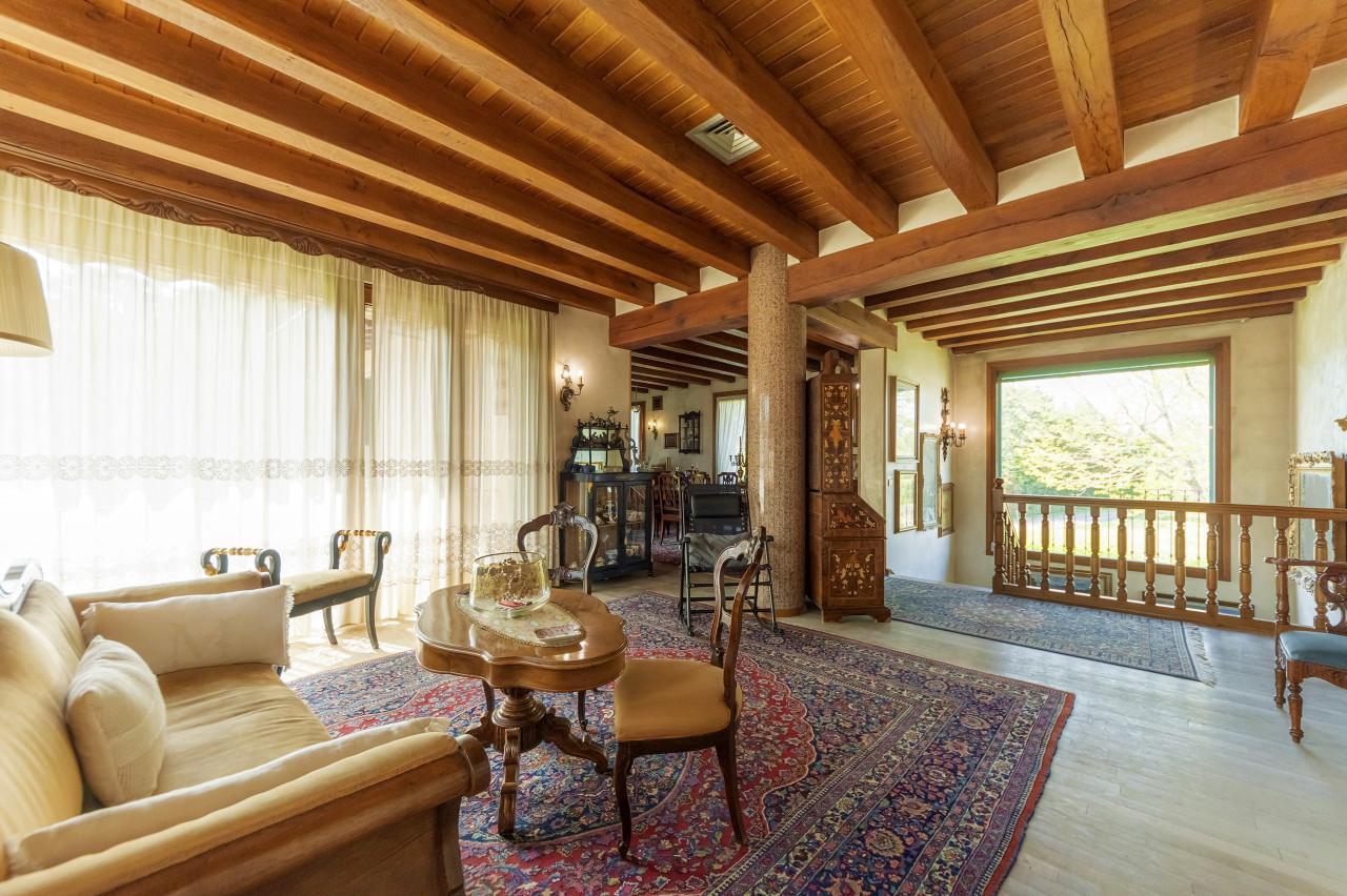 S.M.DEL ROVERE  Prestigiosa villa singola con ampio scoperto privato GT566