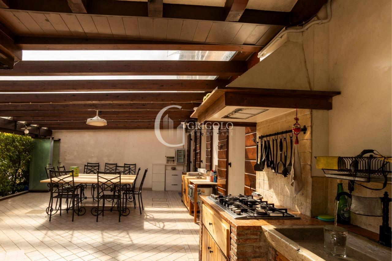 SANT’ANTONINO Porzione di bifamiliare con piscina GT453