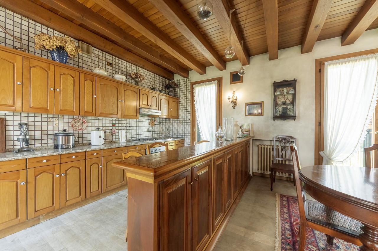 S.M.DEL ROVERE  Prestigiosa villa singola con ampio scoperto privato GT566