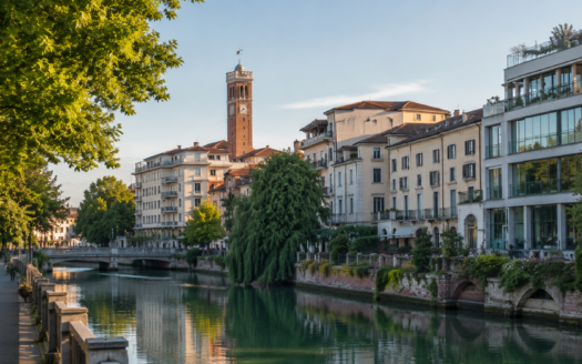 Treviso vista lungo il Sile con il centro storico e il verde urbano