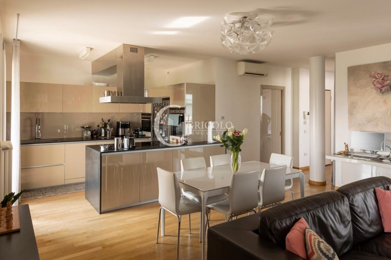 STIORE Elegante attico con ampia terrazza GT315