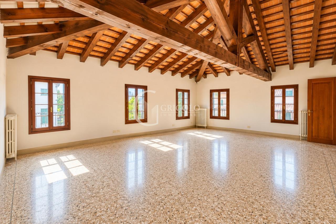 CENTRO STORICO Attico in duplex in palazzetto storico GT356