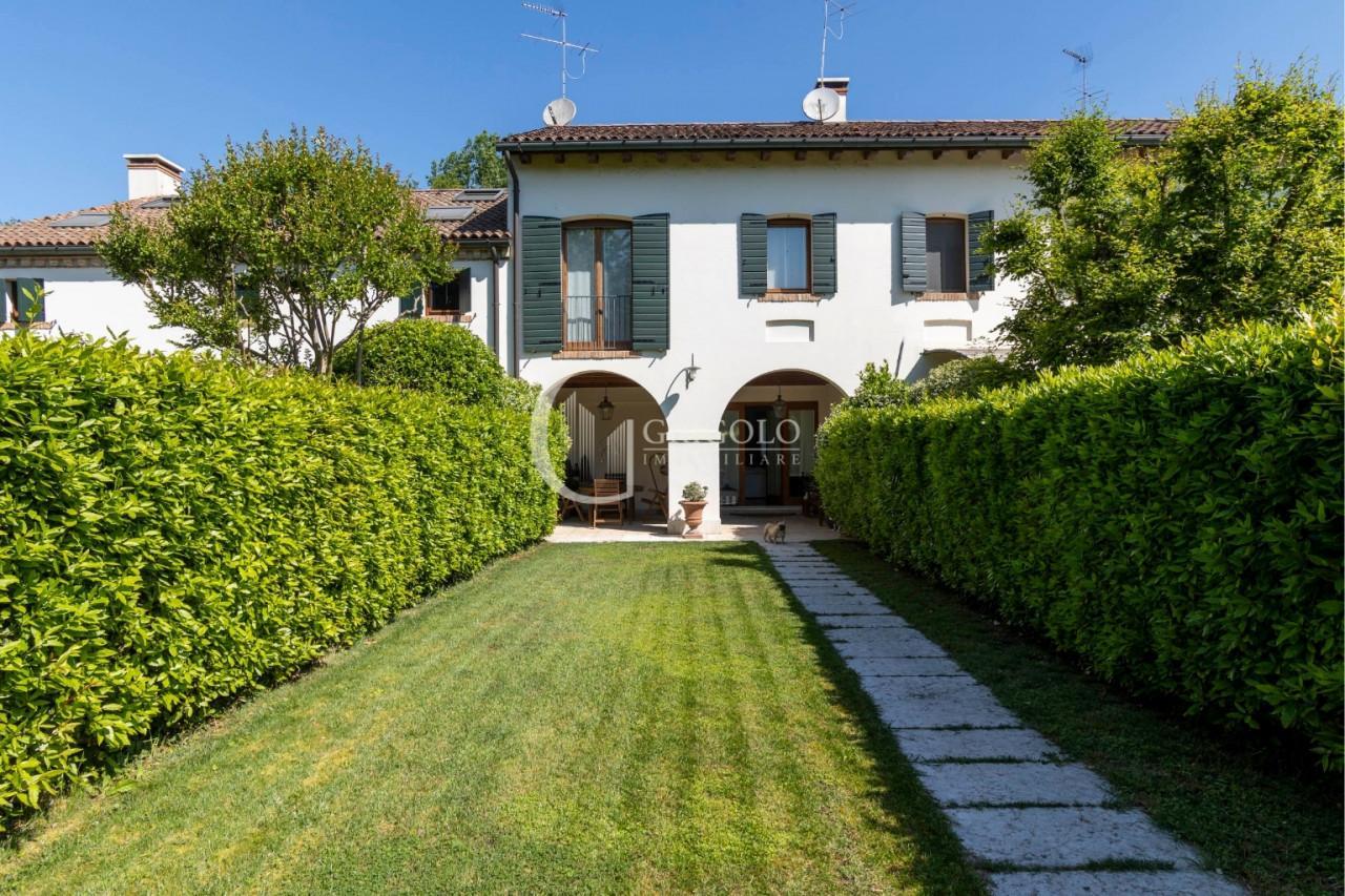 SILEA Elegante schiera centrale con splendido giardino GT410