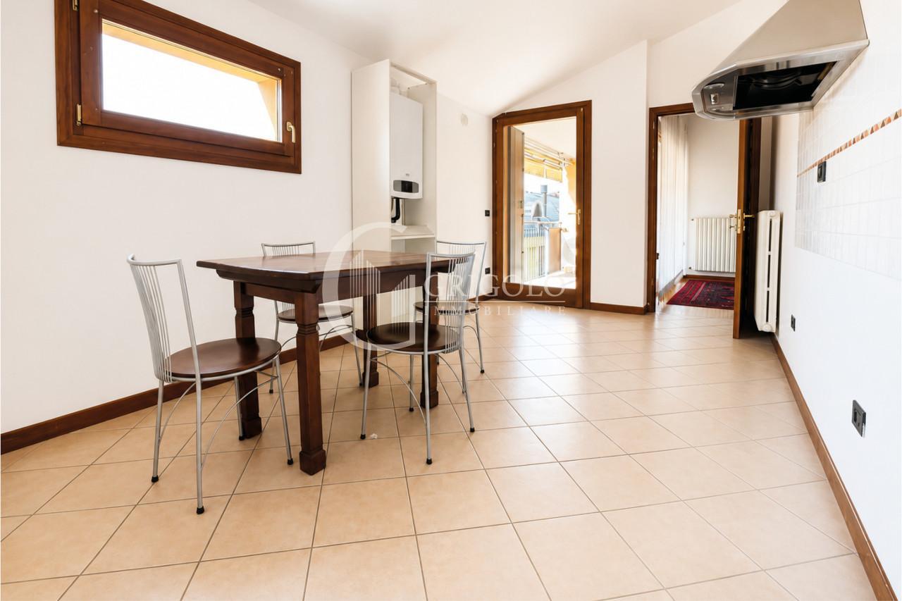 SAN ZENO Luminoso appartamento due camere GT251