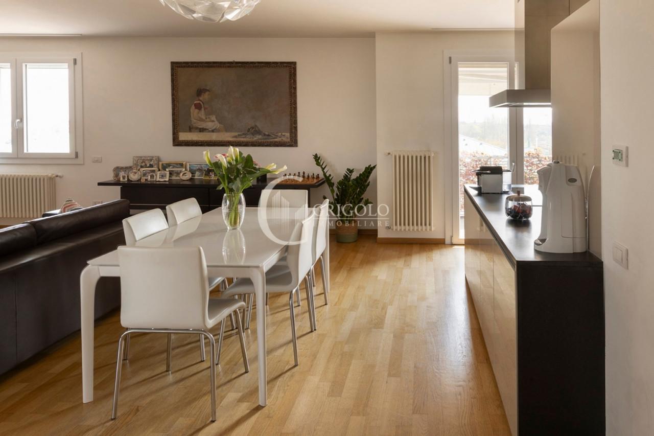 STIORE Elegante attico con ampia terrazza GT315