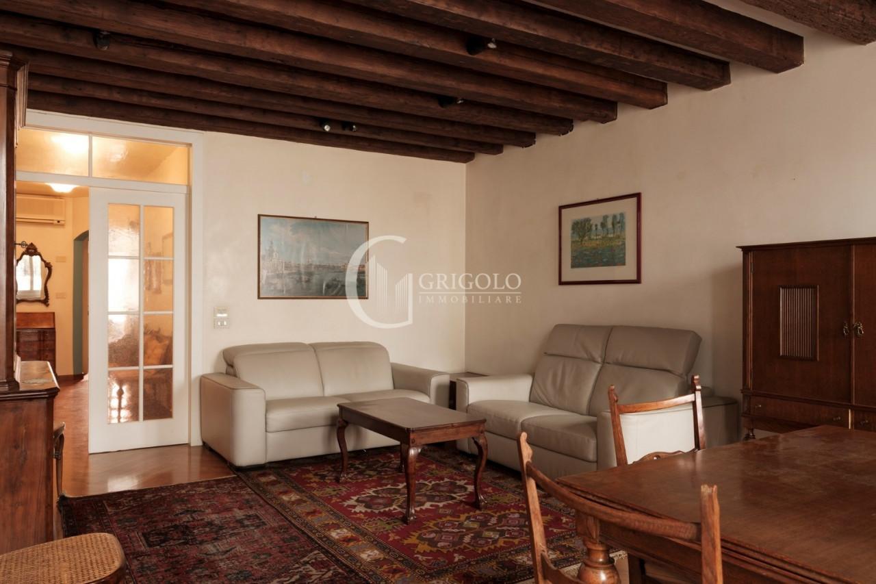 CENTRO STORICO Tricamere ristrutturato con terrazza panoramica GT378B
