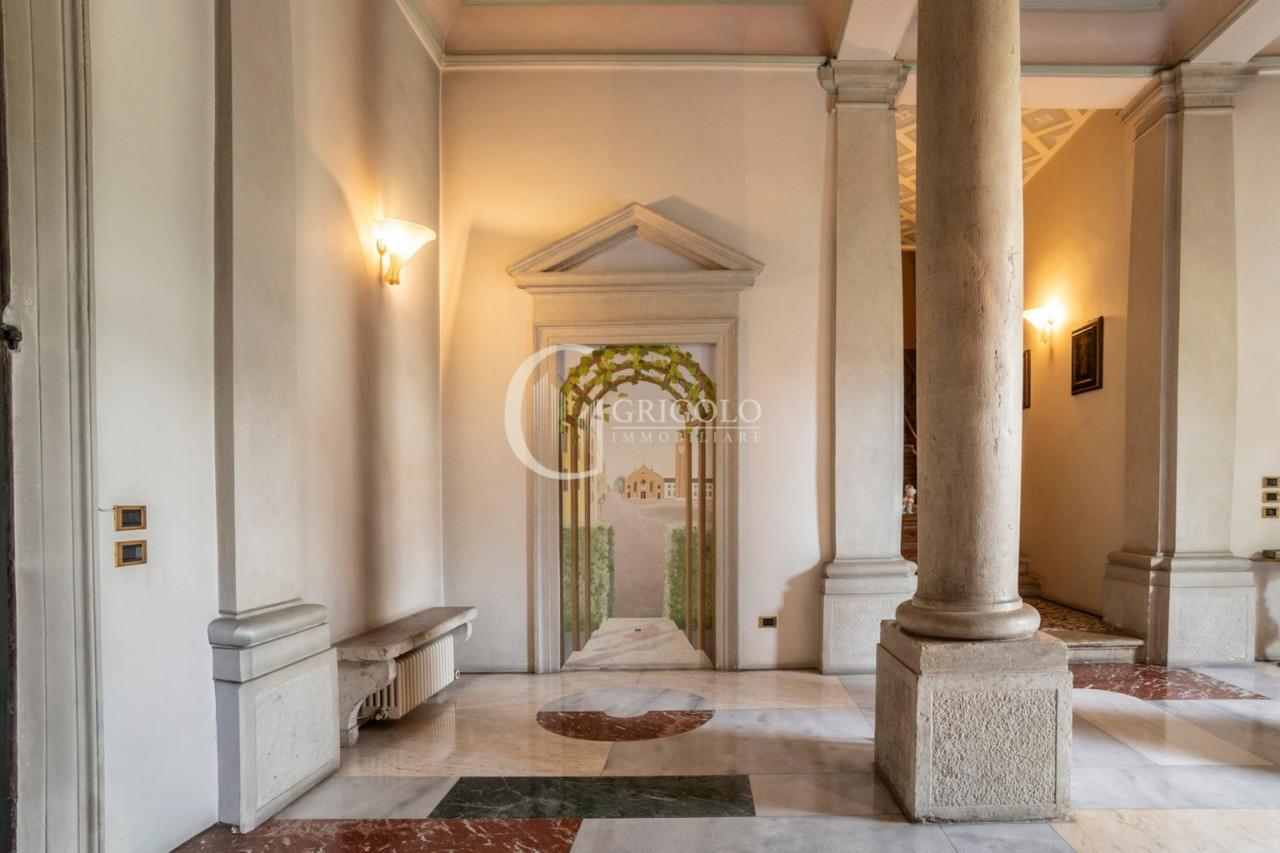 CENTRO STORICO Affascinante palazzo rusteghello GT400
