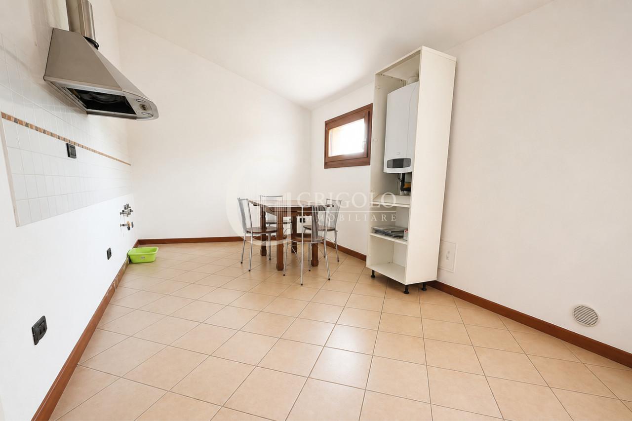 SAN ZENO Luminoso appartamento due camere GT251