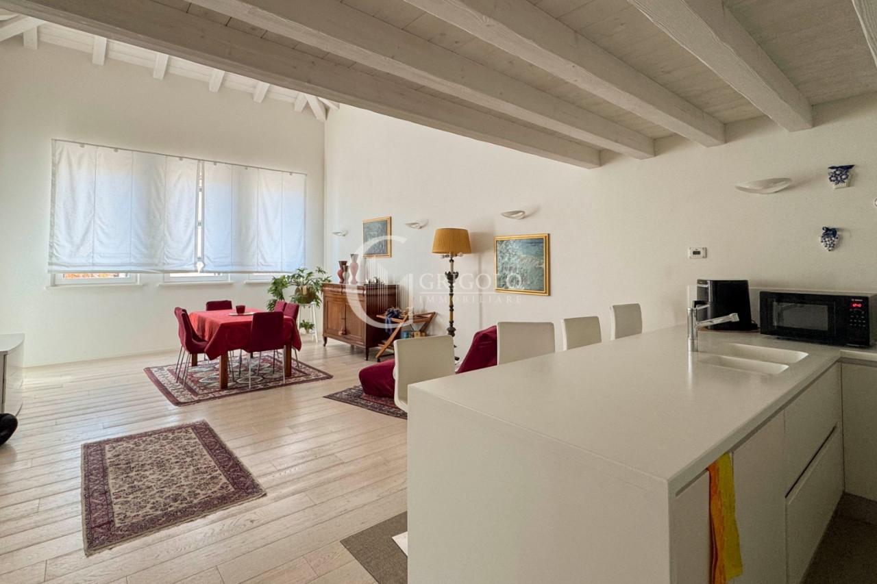 CENTRO STORICO Raffinato attico in duplex GT353