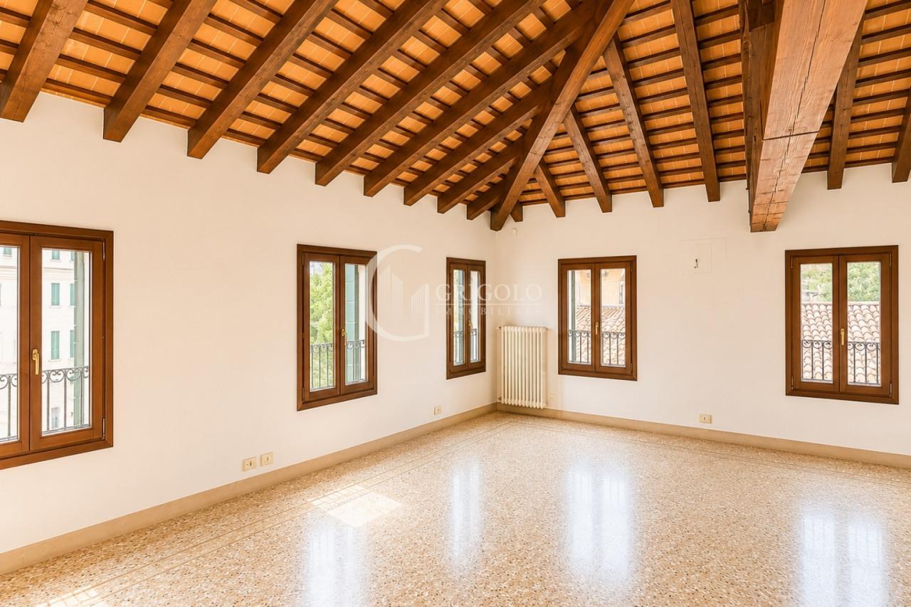 CENTRO STORICO Attico in duplex in palazzetto storico GT356