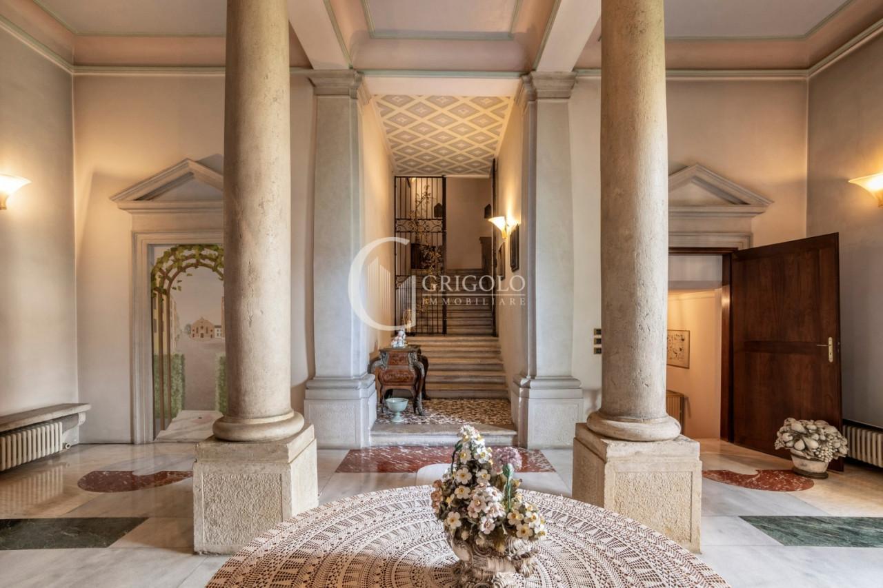 CENTRO STORICO Affascinante palazzo rusteghello GT400