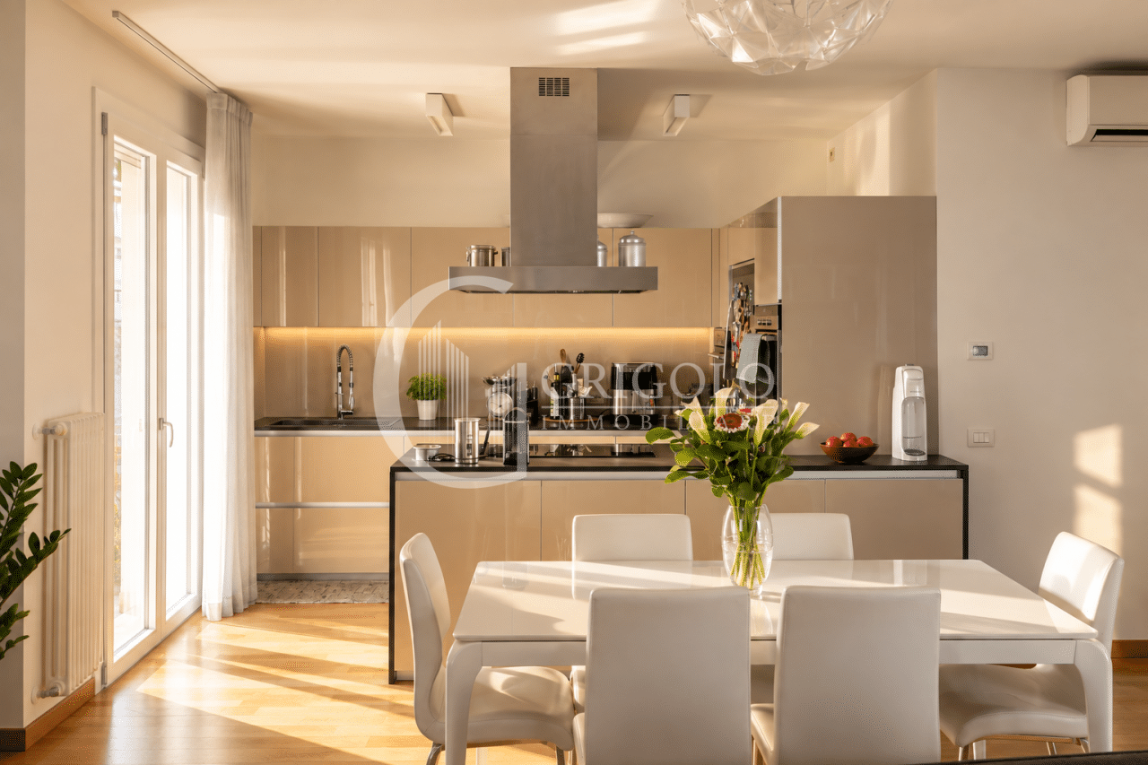 STIORE Elegante attico con ampia terrazza GT315