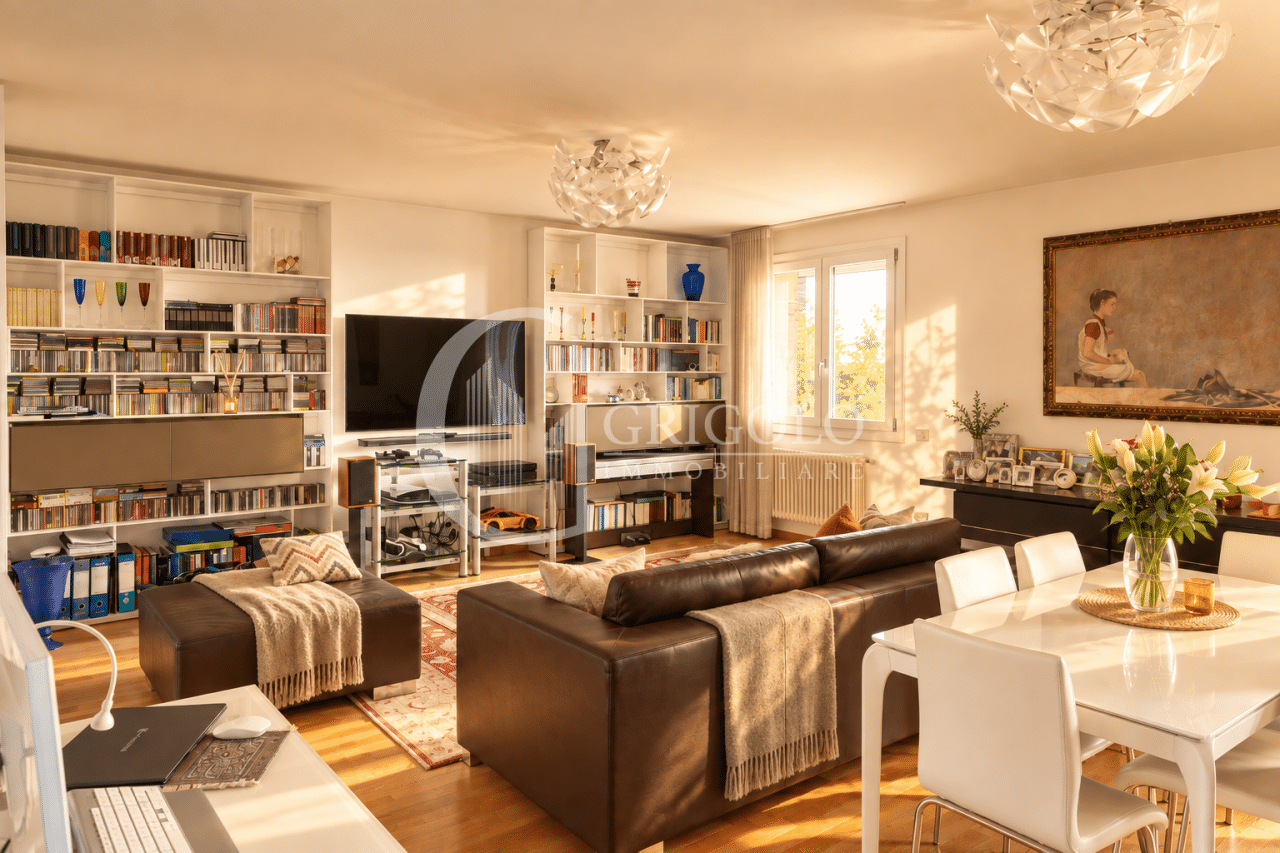 STIORE Elegante attico con ampia terrazza GT315