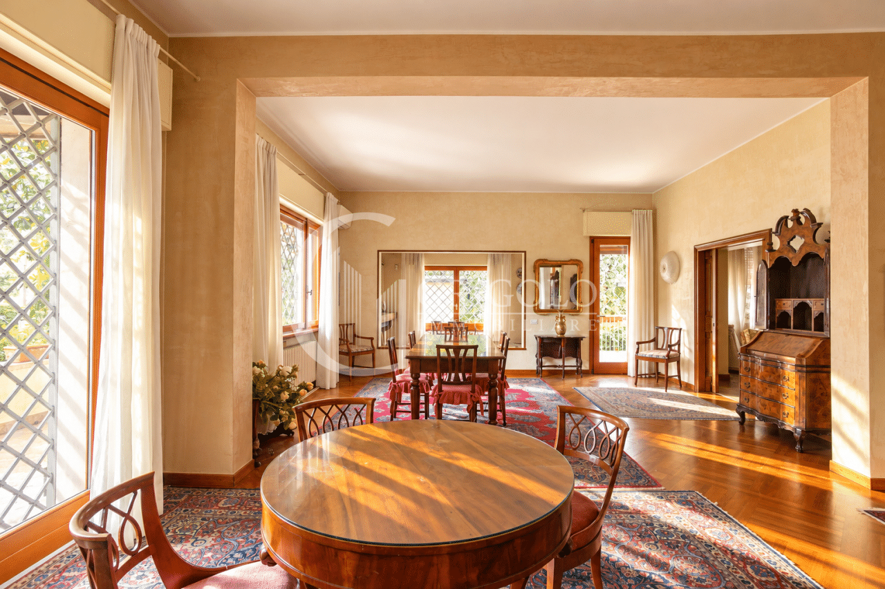 CITTA’ GIARDINO Prestigiosa villa su tre livelli GT509