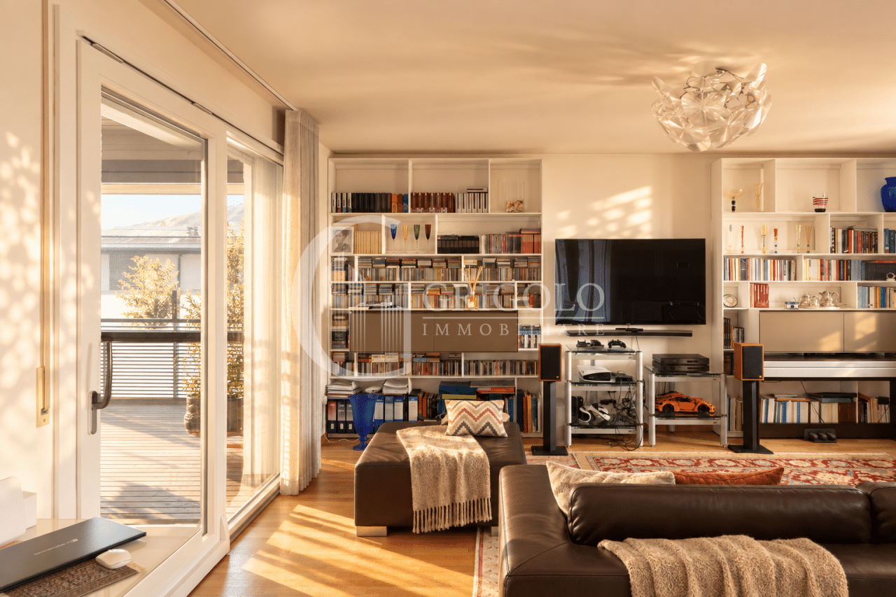 STIORE Elegante attico con ampia terrazza GT315